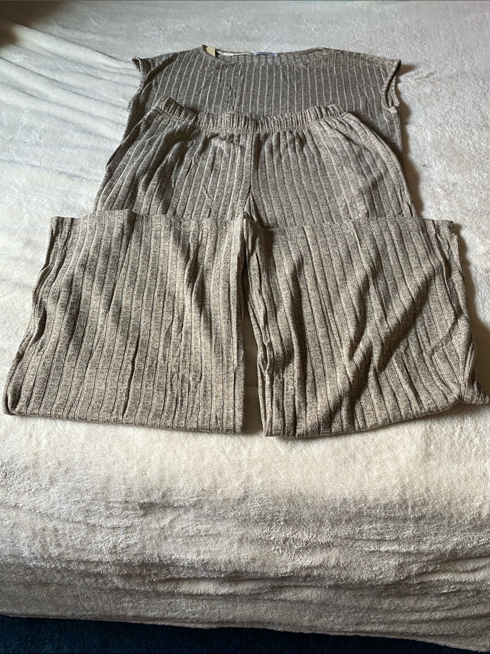 Ekouaer women’s size medium pj’s or lounge wear.